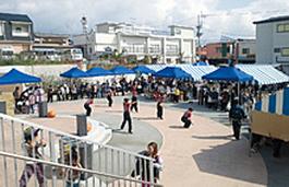 長坂町都市再生整備計画で整備した広場のにぎわい